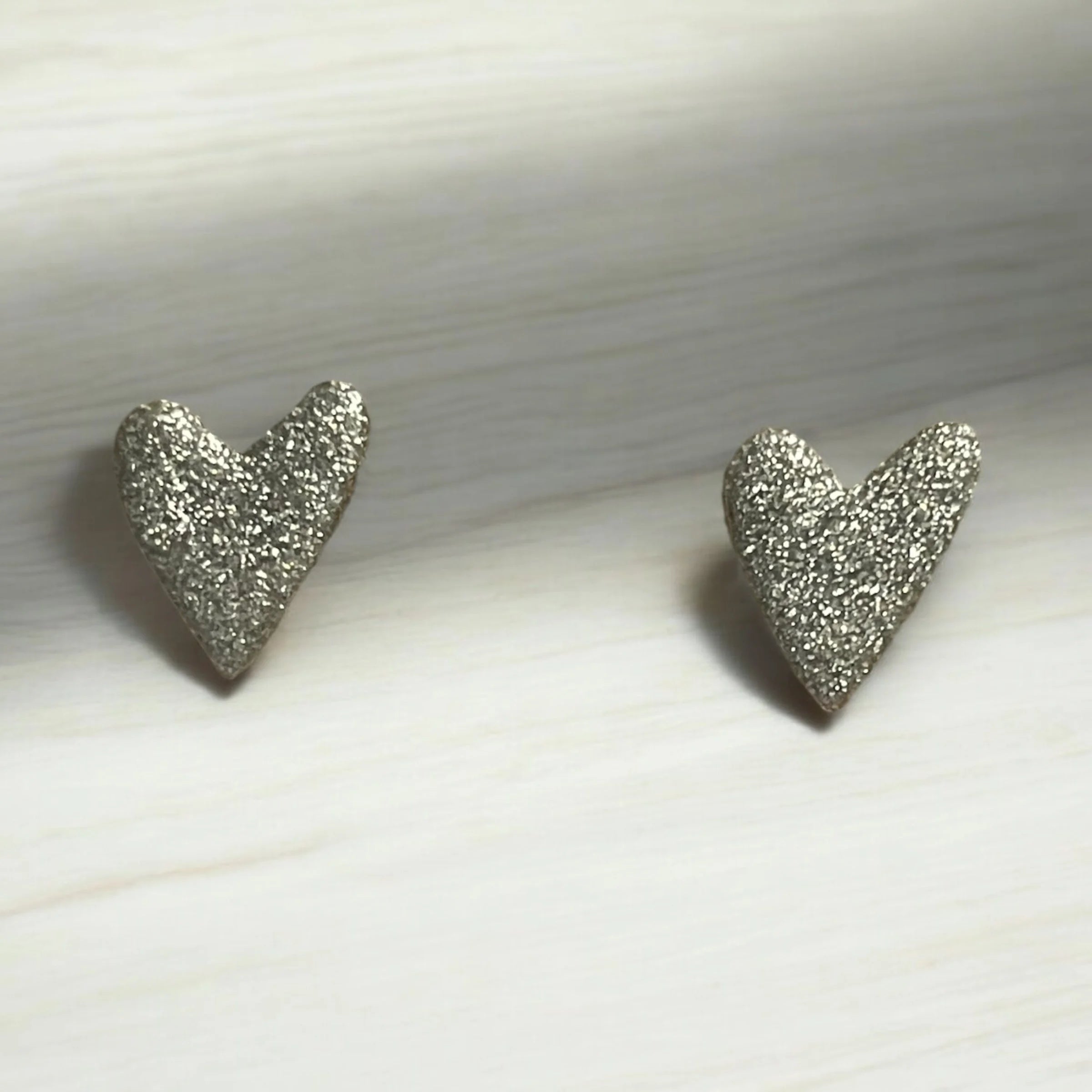 Oblong heart stud earrings